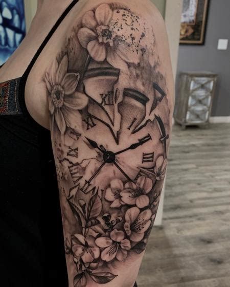 Broken clock and flowers tattoo by Héctor Concepción Tattoos