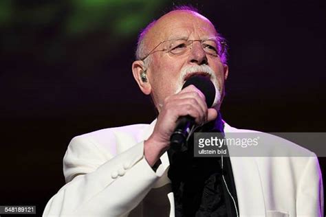Roger Whittaker Photos And Premium High Res Pictures Getty Images
