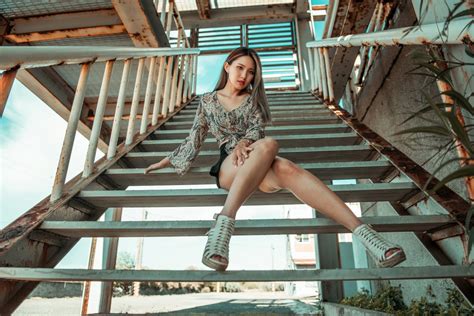 무료 이미지 여자들 모델 사람들 소녀 사진술 아시아 사람 아름다움 피부 유행 계단 나무 사진 촬영