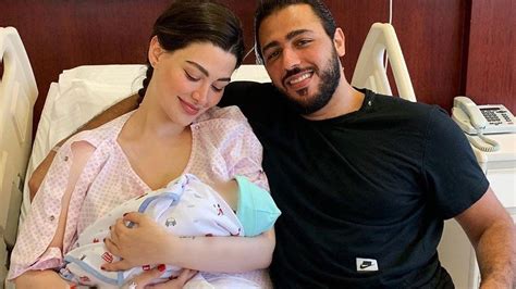 يوسف المقريفي أحب روان بن حسين وأعجب بها وتزوجها بعد قصة حب رائعة وقعت بينهما، ولكن هذا الزواج سرعان ما أنتهى بالطلاق بعد زواجهما القصير الذي خلّف بنت إسمها لونا، تعيش الآن مع والدها في بريطانيا، قبل شهر نفت. روان بن حسين تعلن الانفصال عن زوجها يوسف المقريف وتنشر ...