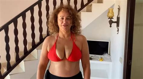 Loose Womens Nadia Sawalha Red Faced After Awkward Bikini Wardrobe Blunder Daily Star