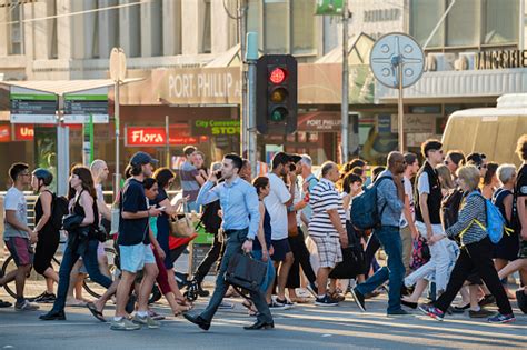 Menschen Gehen Auf Einem Anstrengenden Fußgängerübergang In Melbourne