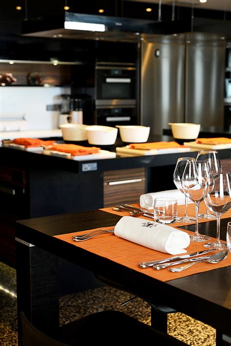 Partagez en équipe un cours de cuisine convivial pour renforcer les liens au sein de votre entreprise parisienne ou francilienne ! Cours de Cuisine - Groupes et Entreprises - Institut Paul Bocuse