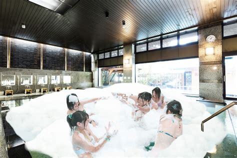 「泡パ」と温泉のコラボイベントが初開催、巨大泡風呂が出現