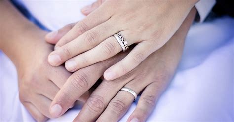 Marriage and engagement rings play an important role in quickly telling us how far we can take a conversation with that attractive person we just met. Engagement Ring vs Wedding Ring and Wedding Band Differences