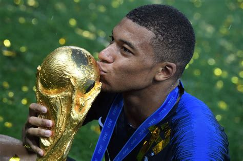 Coupe du monde féminine 2019. Télécharger photos mbappé embrasse le trophée de la coupe ...