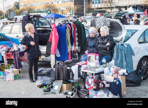 Haggling market uk hi-res stock photography and images - Alamy