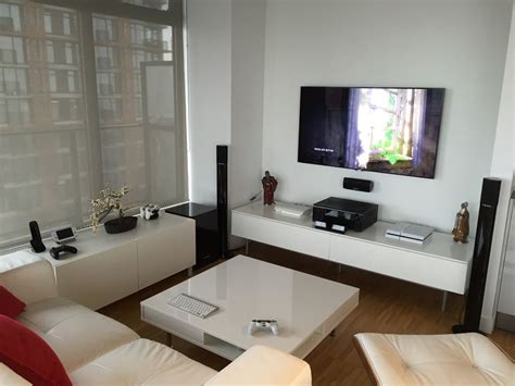 The most important thing in setting up a small gaming. Minimalist in White Gamer Room | Small room design, Gamer ...