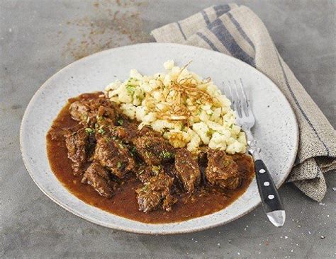 Rindsgulasch Mit Butternockerl Und Sellerie Topping Rezept Ichkoche