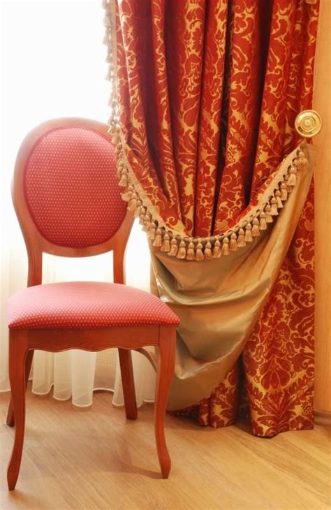 Flat crimson paint on walls, a light ceiling and dark brown wood floors or furnishings work for traditional decor. What Color of Paint in a Bedroom Matches Burgundy Curtains ...