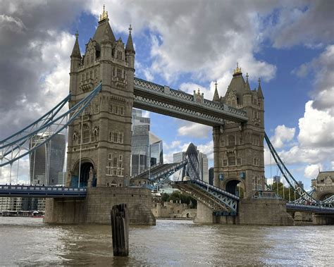 Londons Famous Tower Bridge Gets Stuck In An Open Position