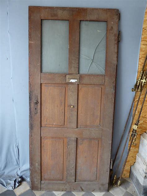 Wir finden die passenden fachfirmen für sie. Einfache Wohnungstür oder Kellertür aus Holz, mit Glasanteil