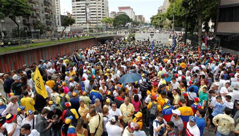 Venezuela Miles De Personas Marcharon Por El Día De La Democracia Mundo Peru21