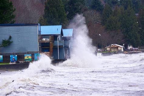 Waves crash in front of Qualicum Beach inn - Vancouver Island Free Daily