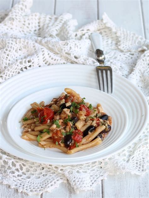 Lavate e tagliate i pomodorini a metà e aggiungeteli nella padella. PASTA CON PESCE SPADA ALLA SICILIANA ricetta primo di mare ...