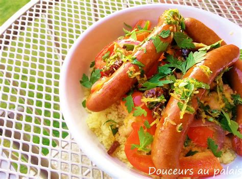 Agneau, saucisses merguez, carottes, navet, oignons, tomates étuvées, bâtonnet de cannelle, anis étoilée, curcuma, cumin, curry, jus de tomate, couscous, huile d'olive et poivre. Couscous merguez et poulet