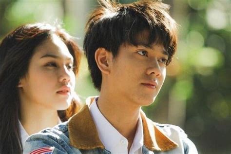 Namun, hal itu berubah semenjak dia mengenal dira, pemuda dingin di sekolah yang selalu ketus. 7 Film Remaja Indonesia Paling Dinanti di 2019
