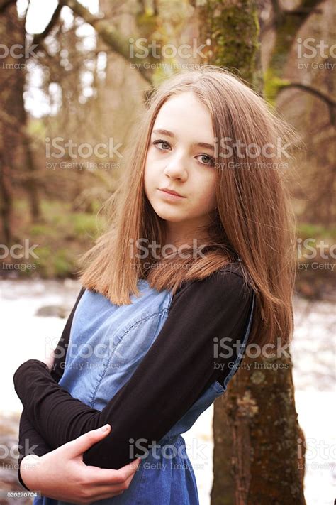 Ładne Nastoletnia Dziewczyna Opierać Się Na Drzewo Zdjęcia Stockowe I