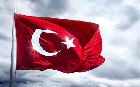 La bandera de turquía presenta un diseño completamente rojo, con una luna creciente y una estrella de cinco puntas. Bandera de Turquía | Banderade.info