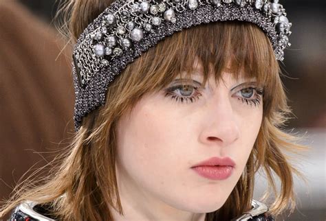 Ecco le tendenze trucco per l'autunno inverno 2018 2019 più viste e più importanti, i trends makeup da tenere molto bene a mente. Chanel inverno 2017-2018, unghie trucco e capelli - A ...