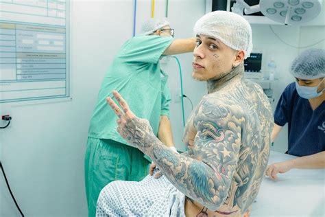Vídeo cantor MC Pedrinho surpreende ao tatuar o bumbum ContilNet Notícias