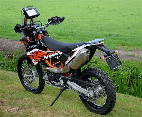 In this video we demonstrate in detail the steps to take to successfully install your new oversized safari fuel tank on a ktm 690 enduro. KTM 690 Nomad - Nomad ADV