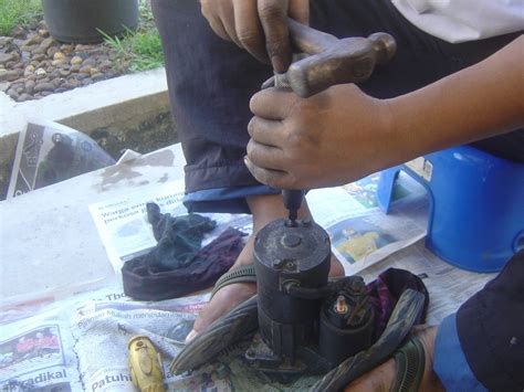 Terdapat beberapa laman web yang membolehkan rancang lebih awal dan pesan tiket anda terlebih dahulu untuk mendapatkan terbaik daripada perjalanan kereta api anda. tacra's diy garage: January 2012