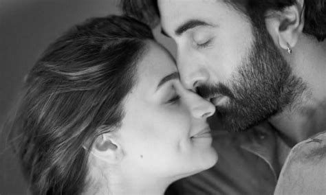 आलिया भट्ट ने शेयर की पति रणबीर कपूर के साथ रोमांटिक तस्वीर एक दूसरे के प्यार में डूबे आए नजर