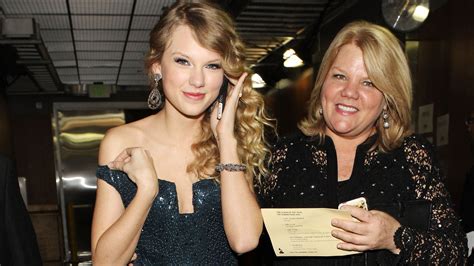 Taylor Swift Anunci Que Su Madre Andrea Finlay Ha Sido Diagnosticada Con C Ncer Telemundo