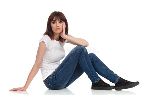 la jeune femme triste s assied sur le plancher et regarde loin photo stock image du découpage
