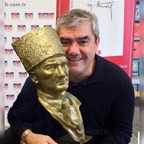Yılmaz özdil, i̇zmir atatürk lisesi'nin ardından ege üniversitesi basın yayın yüksek okulu gazetecilik bölümünden mezun olmuştur. yılmaz özdil #1801314 - uludağ sözlük galeri
