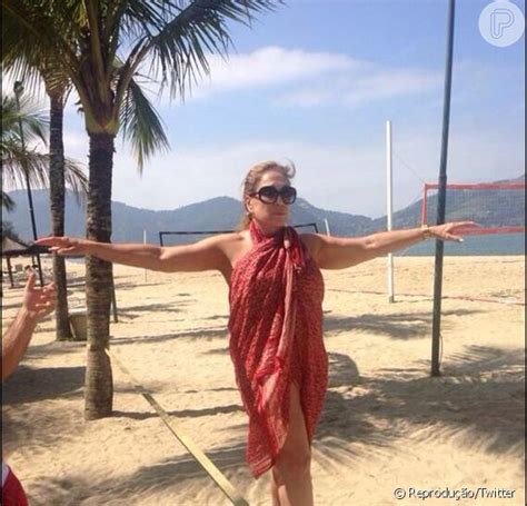 Aos 71 anos, Susana Vieira pratica slackline na praia: 'Vovó na
