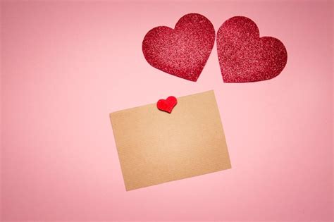 Corazones Rojos De San Valentín Con Tarjeta Para Texto Sobre Un Fondo