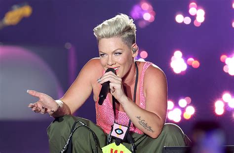 Pink denies displaying Israeli flags at concert, only supports the