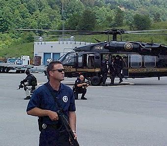 United states marshals bei der nahsicherung eines hochriskanten gefangenentransportes der ice. Gefangenentransport