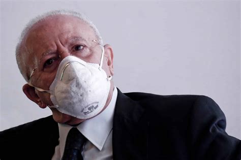 Ipotesi di un passaggio intermedio a mezzanotte prima dell'abolizione. Coprifuoco in Campania da venerdì alle 23. Lunedì riaprono ...