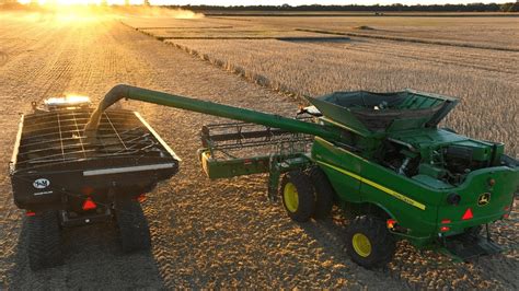 John Deere Combines Fighting Through Wet Soybean Fields Youtube