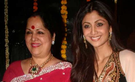 Shilpa Shetty Comforted By Mom Sunanda Entertainment Newsthe Indian