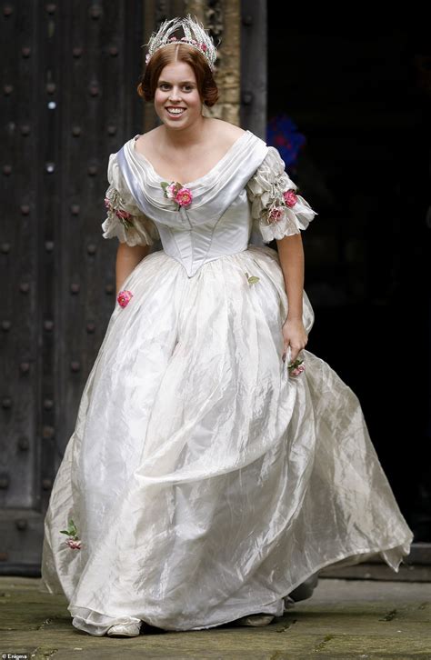 Princess eugenie's beautiful wedding dress: Royal Wedding: Princess Eugenie and Jack Brooksbank arrive ...