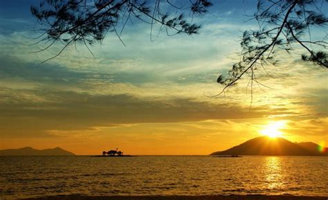 Gambar pemandangan ini diambil diatas air sehingga terdapat pemandangan yang cantik. Pemandangan sunset yang indah, dapat anda nikmati pada ...