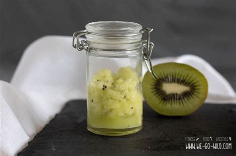 Die anwendung eines fruchtsäurepeelings durch eine kosmetikerin hat den vorteil, dass die kosmetikerin je nach hauttyp geeignete produkte empfehlen kann, die auch für empfindliche haut geeignet. Fruchtsäurepeeling selber machen - 3 DIY Fruchtpeeling ...