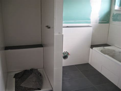 Der rasiererhalter klebt auf fliesen, spiegel, glas u. build! - Unser Bautagebuch: FFF - Fliesen, Ferien, (P ...