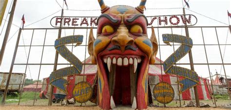 This is not just shame and pain.this is violence. Wir schauen American Horror Story Staffel 4, Folge 1