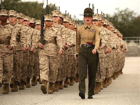 Nuovo Scandalo Nei Marines Foto Di Soldatesse Nude Su Una