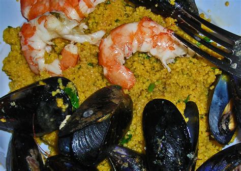 Mettiamo il cous cous in una teglia e versiamo sopra a questo il brodo. Cous cous integrale, gamberoni, cozze e zafferano | Far ...