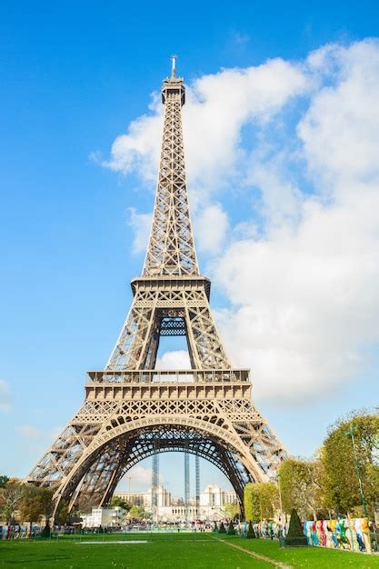 Premium Photo Famouse Eiffel Tower In Sunny Day Paris France