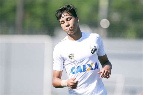 Scouts at santos needed all of five minutes to be convinced the kid trying out for a place in their. Kaio Jorge aprova novas funções no Santos: "Estou aqui ...
