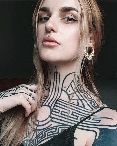 galerÍa de tatuajes 44 ideas creativas de tatuajes en el cuello para hombres y mujeres que