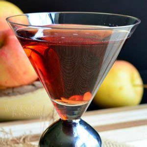 1 part sky vodka 2 part green apple pucker 1 part apple jiuce 1 cherry on the bottom a tiny spash of ginger ale appletini please, easy on the tini. Washington Apple Martini - Will Cook For Smiles