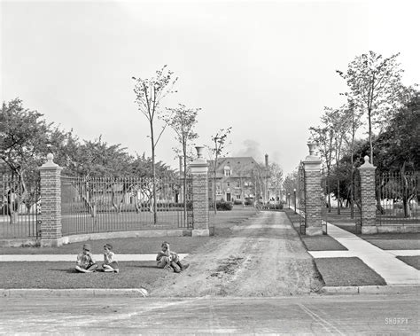 The Gatekeepers: 1900 high-resolution photo | Shorpy historical photos
